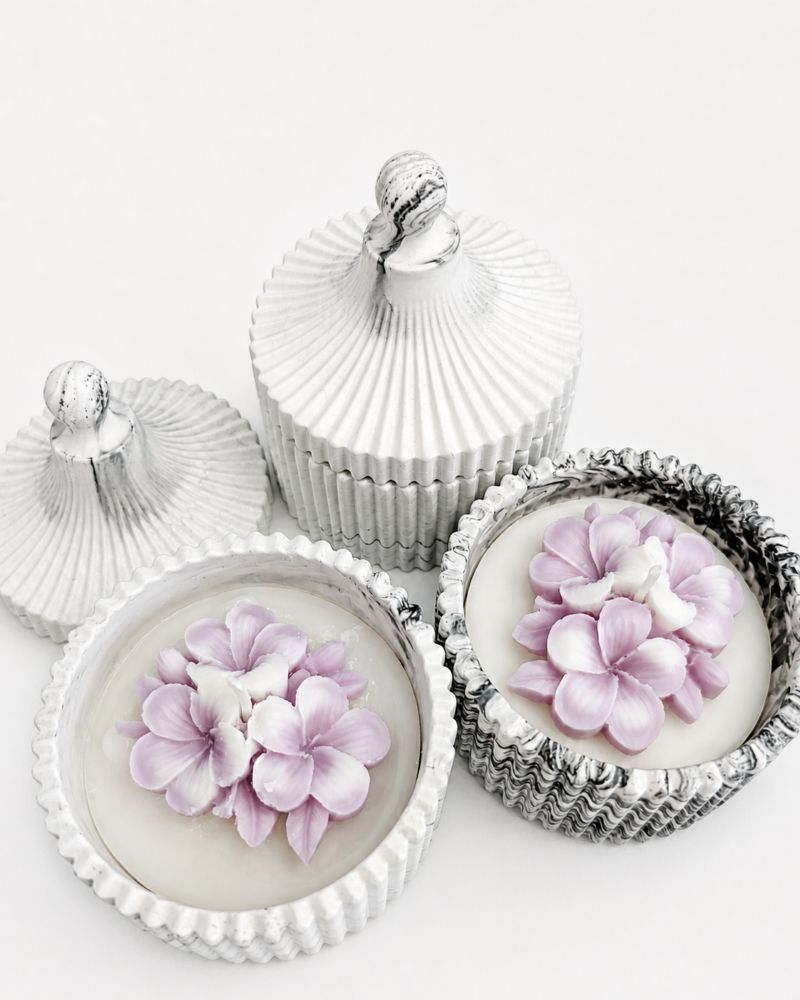 Eco Resin Candle with Flower and Lid