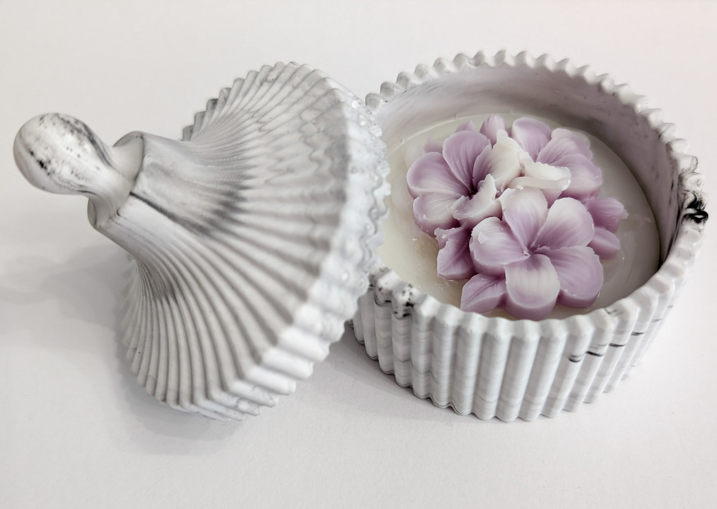 Eco Resin Candle with Flower and Lid